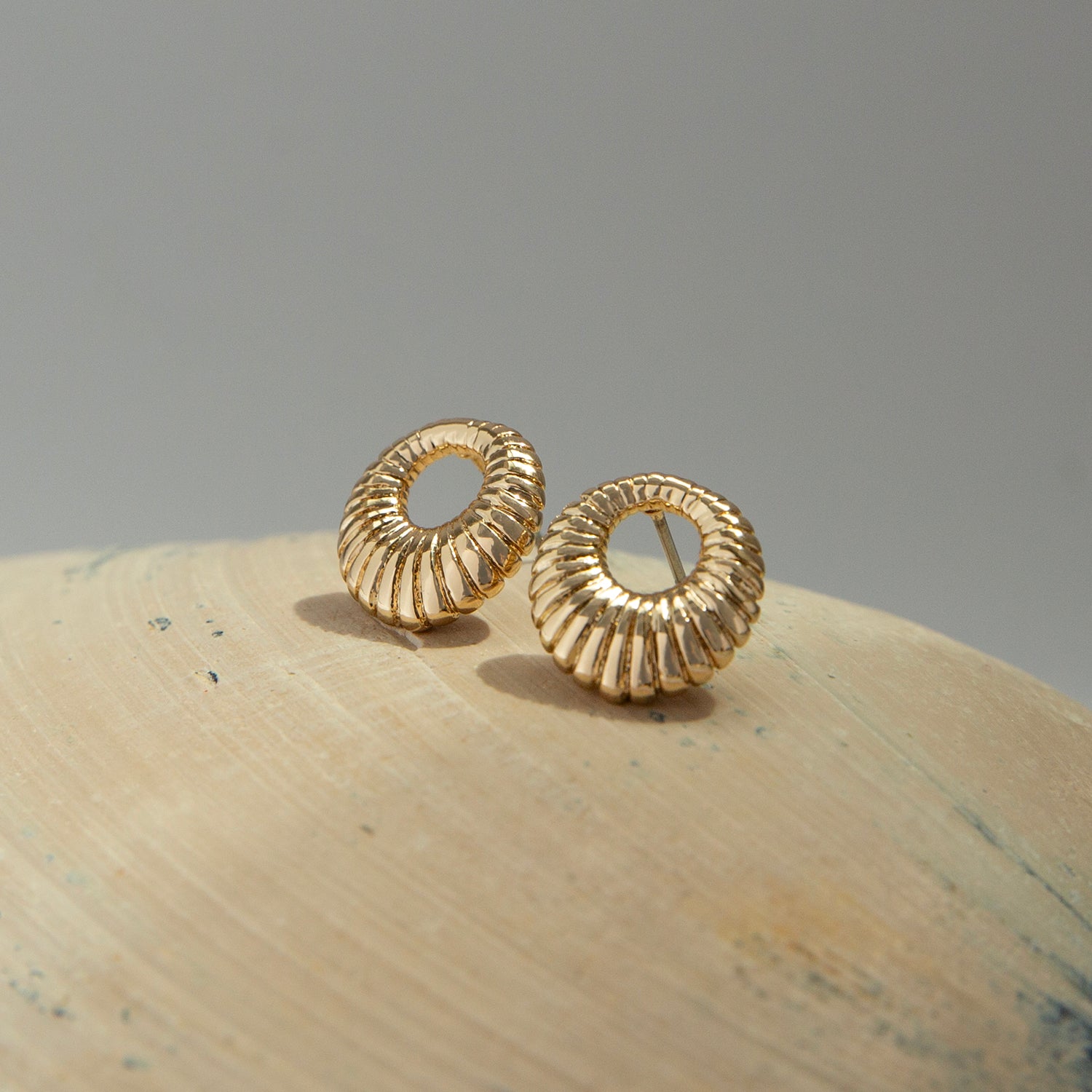mini ribbed post earring